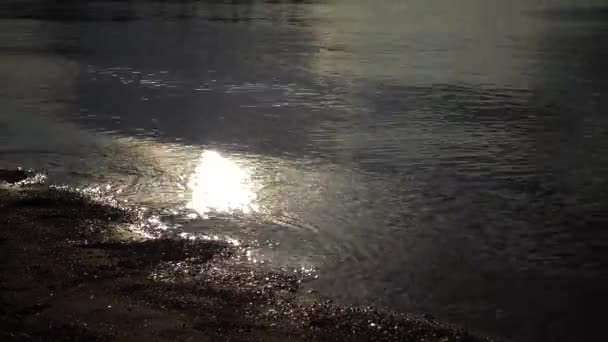 Bländning Solen Vattnet Reflektion Ljus Refraktionen Strålarna Från Solen — Stockvideo