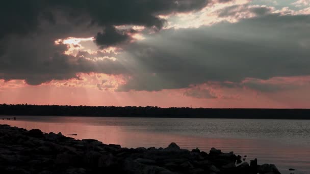 Beau Reflet Soleil Dans Les Nuages Éblouissement Sur Eau Rayons — Video