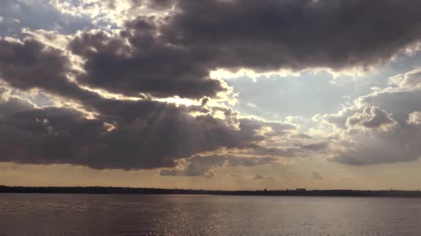 太阳在云中的美丽反射 在水上的眩光 在云中的太阳光线 — 图库视频影像