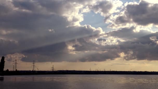 구름에 구름에 태양의 광선의 — 비디오