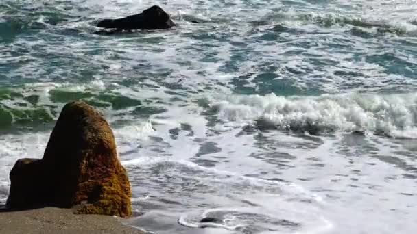 Une Forte Tempête Mer Des Vagues Mousse Blanche Roulent Sur — Video