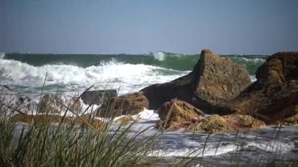 Сильный Шторм Море Волны Белая Пена Катятся Песчаному Пляжу — стоковое видео