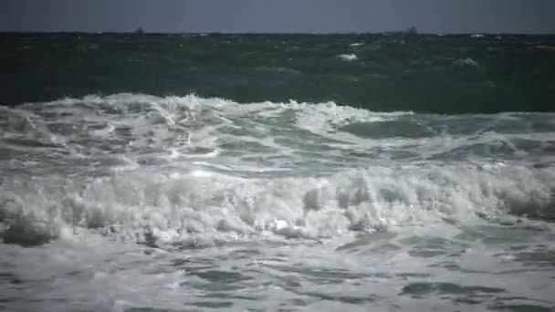 Een Sterke Storm Zee Golven Wit Schuim Rollen Het Zandstrand — Stockvideo