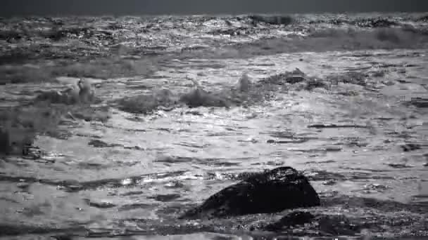 Stark Storm Havet Vågorna Och Vitt Skum Rullande Sandstranden — Stockvideo