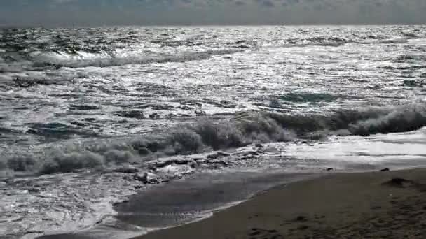 Une Forte Tempête Mer Des Vagues Mousse Blanche Roulent Sur — Video