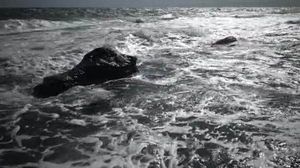 Una Fuerte Tormenta Mar Olas Espuma Blanca Rodando Playa Arena — Vídeos de Stock