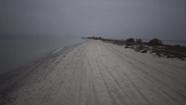 Snel rijden met de auto langs het zand langs het strand langs de zee, de Zwarte Zee — Stockvideo