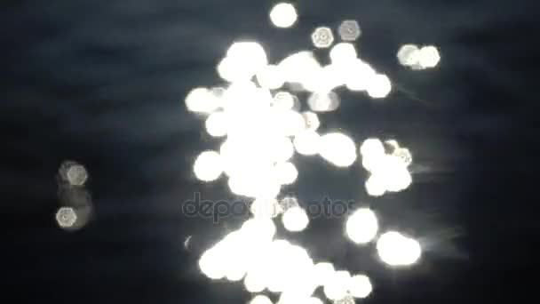水に太陽のまぶしさ 水の表面に透明な海の水 太陽火花水面からの反射 — ストック動画
