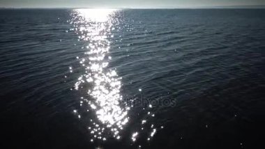 Su üzerinde güneşte parlama. Açık deniz suyu, güneş kıvılcımları su yüzeyine su yüzeyinden yansıyan
