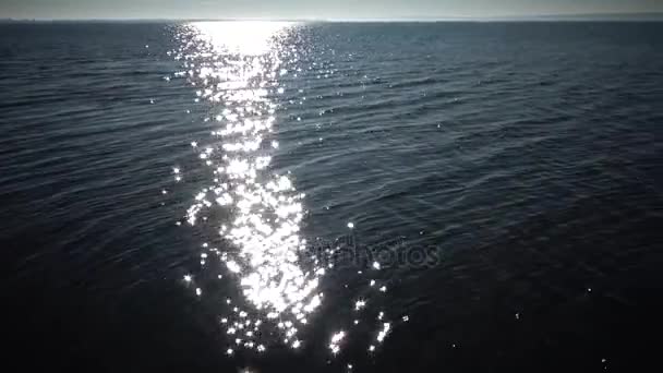 Üzerinde Güneşte Parlama Açık Deniz Suyu Güneş Kıvılcımları Yüzeyine Yüzeyinden — Stok video