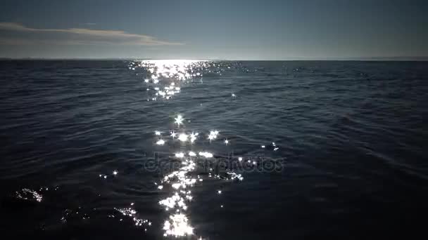 Відблиск Сонця Воді Чиста Морська Вода Сонячні Іскри Поверхні Води — стокове відео