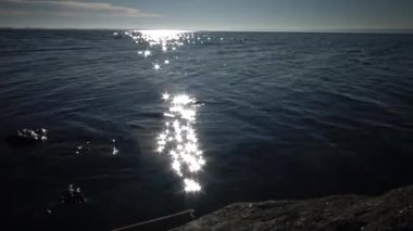 Su üzerinde güneşte parlama. Açık deniz suyu, güneş kıvılcımları su yüzeyine su yüzeyinden yansıyan