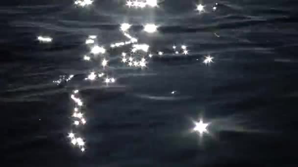 Відблиск Сонця Воді Чиста Морська Вода Сонячні Іскри Поверхні Води — стокове відео