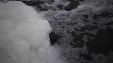 Kirli su borudan doğal bir su birikintisi içine akar. Çevre kirliliği. Kanalizasyon, arıtma tesisleri, kirli köpük, bakteri.