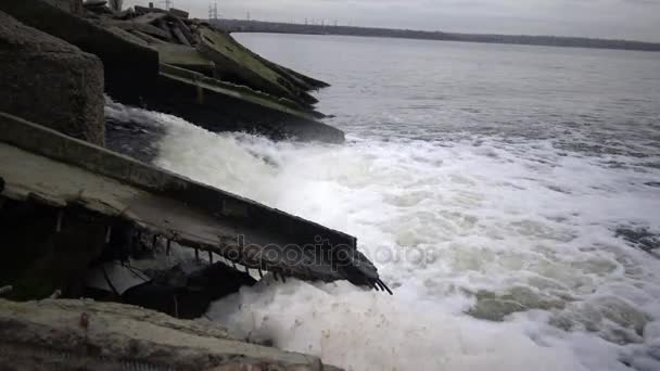 Брудна Вода Тече Труби Природний Ставок Екологічне Забруднення Каналізація Очищення — стокове відео