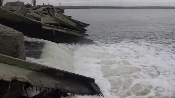 Vuil Water Stroomt Uit Pipe Een Natuurlijke Vijver Vervuiling Van — Stockvideo