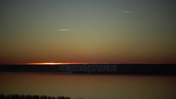 日落在湖 喷气机在天空 — 图库视频影像