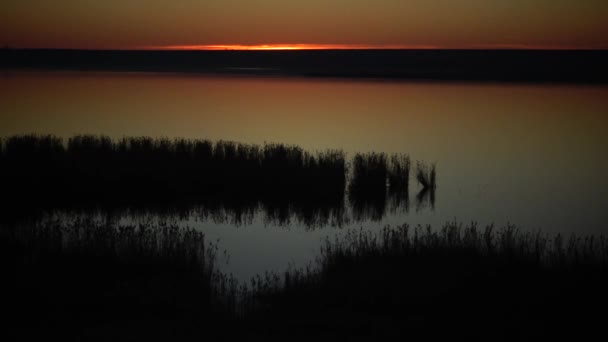 湖の上の夕日 — ストック動画
