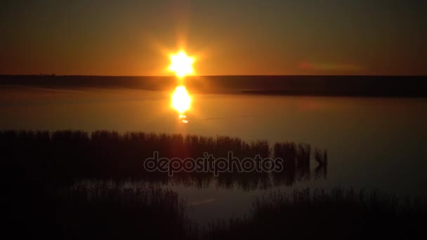 Puesta Sol Sobre Lago — Vídeos de Stock