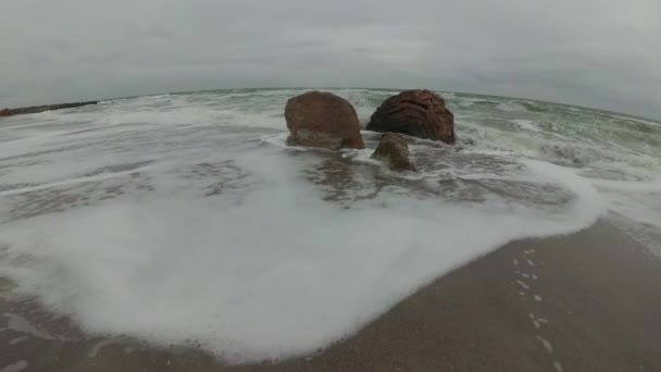 Karadeniz Kumlu Bir Plaj Kayalar Sahilde Dalgalar Fırtına Sırasında Beyaz — Stok video