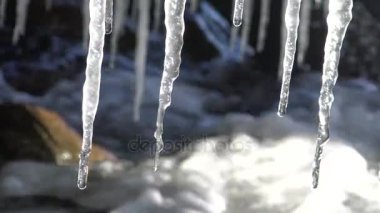 Donmuş su, buz sarkıtları deniz suyu hareketli arka planı