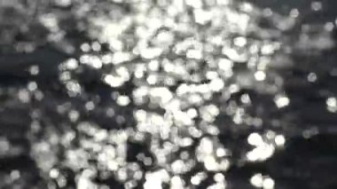 Bokeh güneş parlamayı güneşli yaz günü, bulanık arka plan su su yüzeyinden yansıtılır. Güneş parlamayı su. 