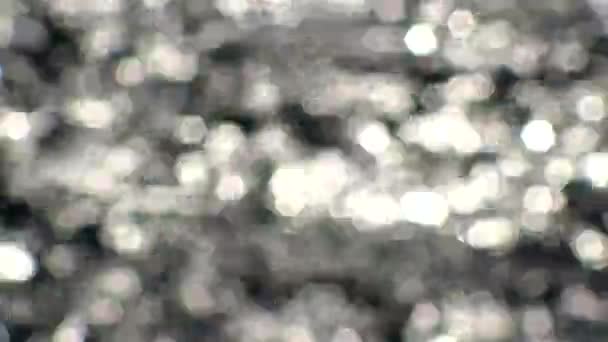 Bokeh soleil reflets de la surface de l'eau dans la journée ensoleillée d'été, fond flou abstrait de l'eau. Éblouissement du soleil sur l'eau . 