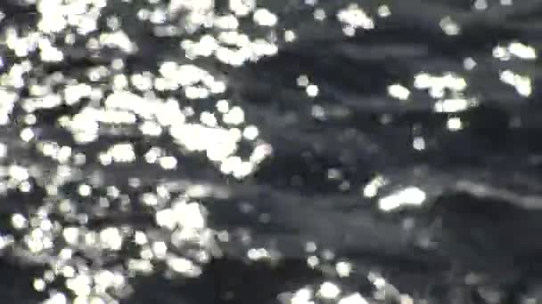 Bokeh Sonnenblendung Die Sich Sonnigen Sommertagen Von Der Wasseroberfläche Reflektiert — Stockvideo