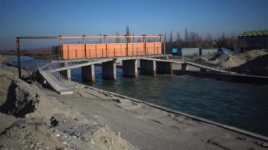Hydrotechnical inşaat. Bir ağ geçidi üzerinden Haliç denizden bir kanal. Baraj. Köprünün altındaki su akışını.