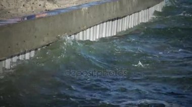 Hydrotechnical inşaat. Bir ağ geçidi üzerinden Haliç denizden bir kanal. Baraj. Köprünün altındaki su akışını.