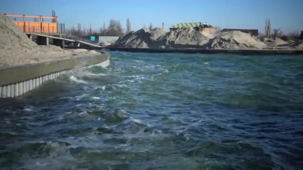 Construção Hidrotécnica Uma Porta Entrada Através Canal Mar Para Estuário — Vídeo de Stock