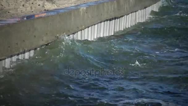 水門建設 河口に海から運河を通過するゲートウェイです 橋の下の水の流れ — ストック動画
