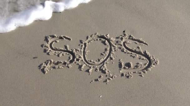 Aufschrift Sos Sos Hilfe Hilferufe Geschrieben Auf Strand Sand Von — Stockvideo