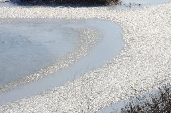 Замерзшая вода, снег в маленьких озерах. Тилигульское устье , — стоковое фото