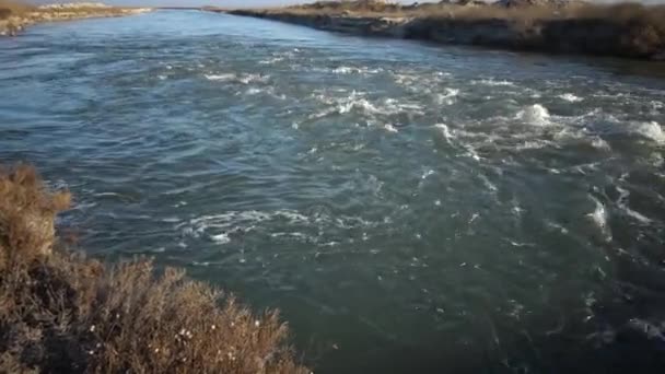 Stroom Water Valt Naar Beneden Barstende Ecologie Achtergrond Raging Schoon — Stockvideo