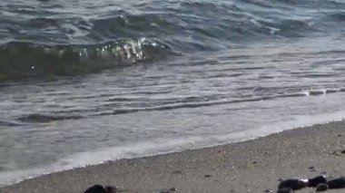 Karadeniz'de kıyıya yakın deniz yatağı. Güneş ışınları üzerine sığ kumlu deniz yatağına dalgalanan ile sea.abstract arka plan altındaki kum dalgaları