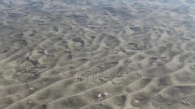 Karadeniz'de kıyıya yakın deniz yatağı. Güneş ışınları üzerine sığ kumlu deniz yatağına dalgalanan ile sea.abstract arka plan altındaki kum dalgaları