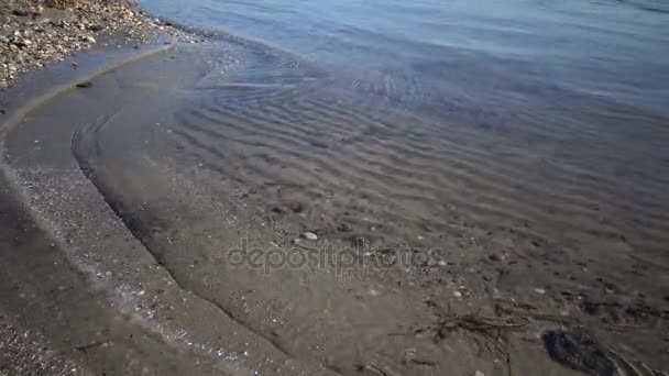 海床在黑海 靠近岸边 海浪在海底的沙子 浅层沙质海床上的波纹太阳光束的抽象背景 — 图库视频影像