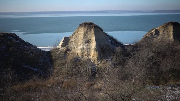 Rocks Puckeln Kamel Mot Bakgrund Vatten Tiligul Mynning Ukraina — Stockvideo