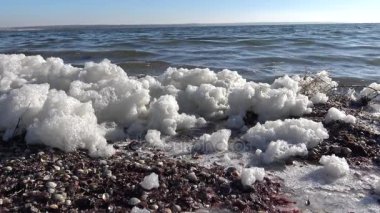 Suda ve deniz kıyısında kirli köpük, ötrofikasyon, rezervuarın kirlenmesi, ekolojik sorun