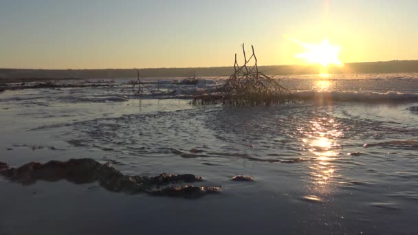 Puesta Sol Roja Sobre Agua Congelada Patrones Nieve Hielo Estero — Vídeo de stock