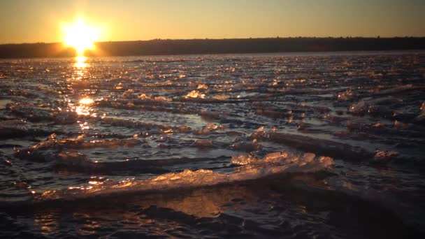 Rode Zonsondergang Boven Het Bevroren Water Patronen Van Sneeuw Ijs — Stockvideo