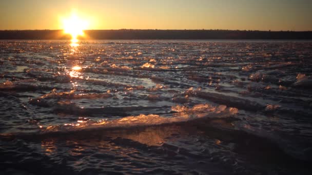 Röd Solnedgång Över Fruset Vatten Snö Och Ismönster Tiligul Mynning — Stockvideo