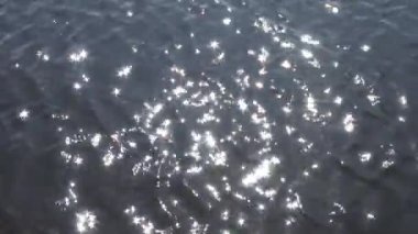 Dalgalar ve parlamayı su güneş ışınları arka planı. Karadeniz'in güzel sahil.