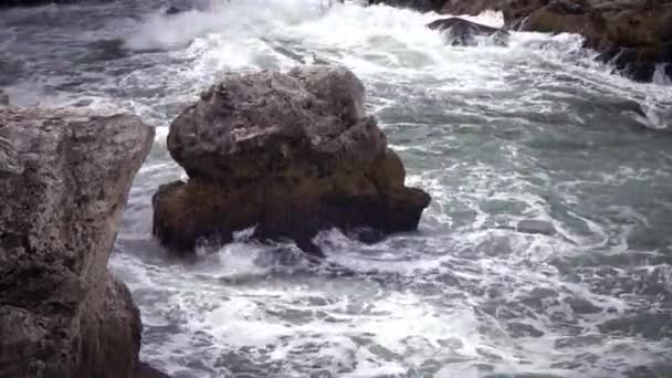 海上风暴在黑海 石海岸 保加利亚 附近的 Tyulenovo — 图库视频影像