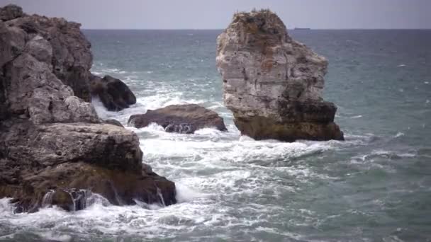 Шторм Морі Чорному Морі Кам Яні Узбережжі Болгарії Поблизу Села — стокове відео