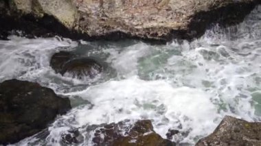 Karadeniz'de, taş coast, Bulgaristan, Tyulenovo Köyü yakınında deniz fırtınası
