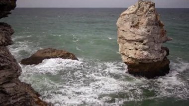 Karadeniz'de, taş coast, Bulgaristan, Tyulenovo Köyü yakınında deniz fırtınası