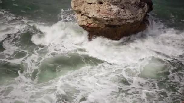 海上风暴在黑海 石海岸 保加利亚 附近的 Tyulenovo — 图库视频影像