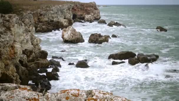 Karadeniz Taş Coast Bulgaristan Tyulenovo Köyü Yakınında Deniz Fırtınası — Stok video